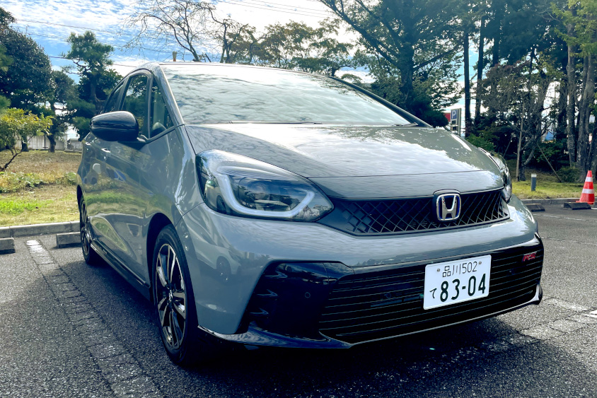 ホンダ・フィットRSの右フロントビュー