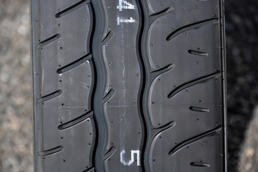 ADVAN NEOVA AD09のトレッドパターン