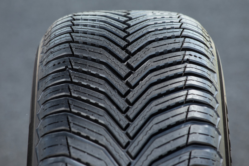 ミシュランタイヤ・クロスクライメート2のＶシェイプ トレッドパターン