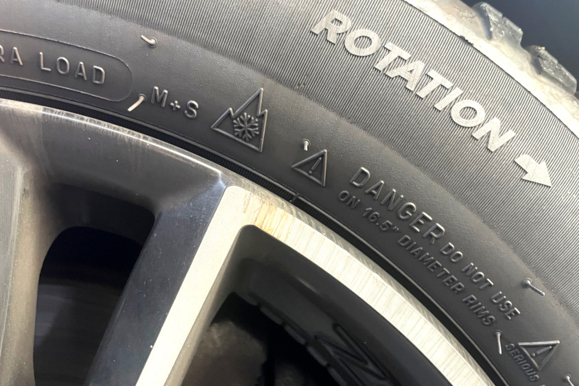 ミシュランタイヤ・クロスクライメート2のスリーピークマウンテンスノーフレークマークと「M＋S」の刻印