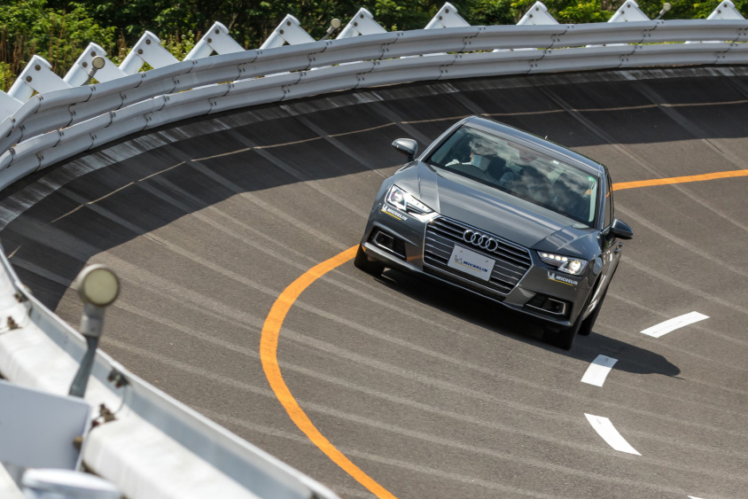 テストコースを走るアウディ