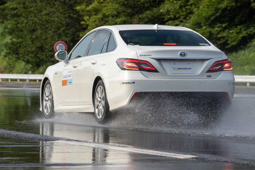 ウェット性能テストをするクラウン