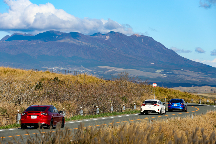 ホンダ・シビック タイプRで雄大な阿蘇の山並みを走る