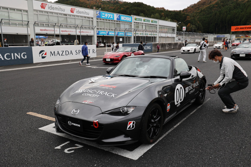 「DSC-TRACK CONCEPT」が刻まれるロードスター