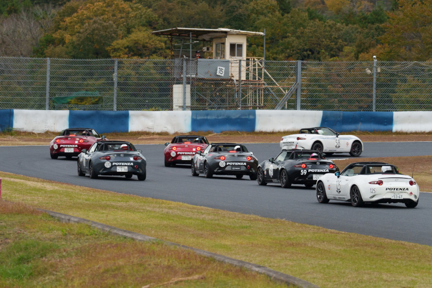 「DSC-TRACK CONCEPT」ロードスターのレースの様子