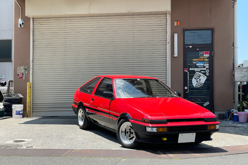 トヨタ・スプリンタートレノ（AE86）の右フロントビュー