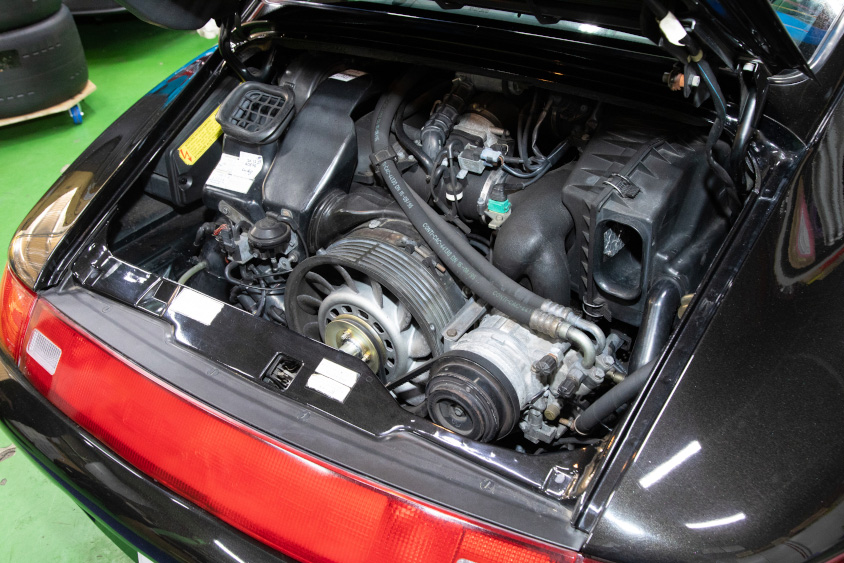 ポルシェ911 カレラ(Type993)のエンジンルーム