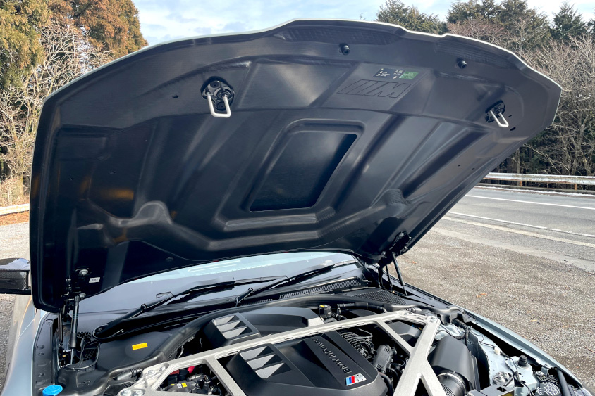 BMW M4 CSLのボンネット