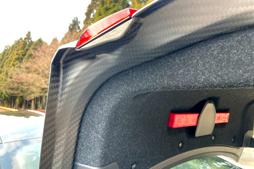 BMW M4 CSLのカーボン製のトランクリッド