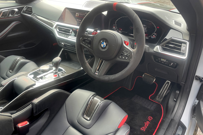 BMW M4 CSLの運転席