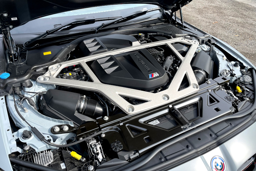 BMW M4 CSLのエンジンルーム