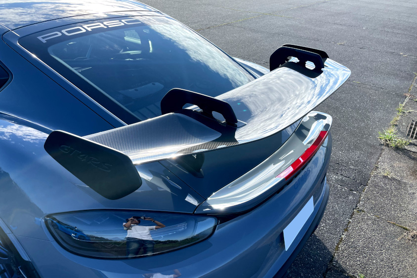 ポルシェ718ケイマン GT4 RSのスワンネックのリヤウイング