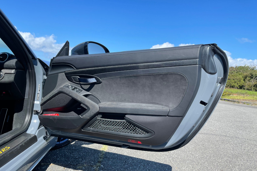 ポルシェ718ケイマン GT4 RSのドアの内側