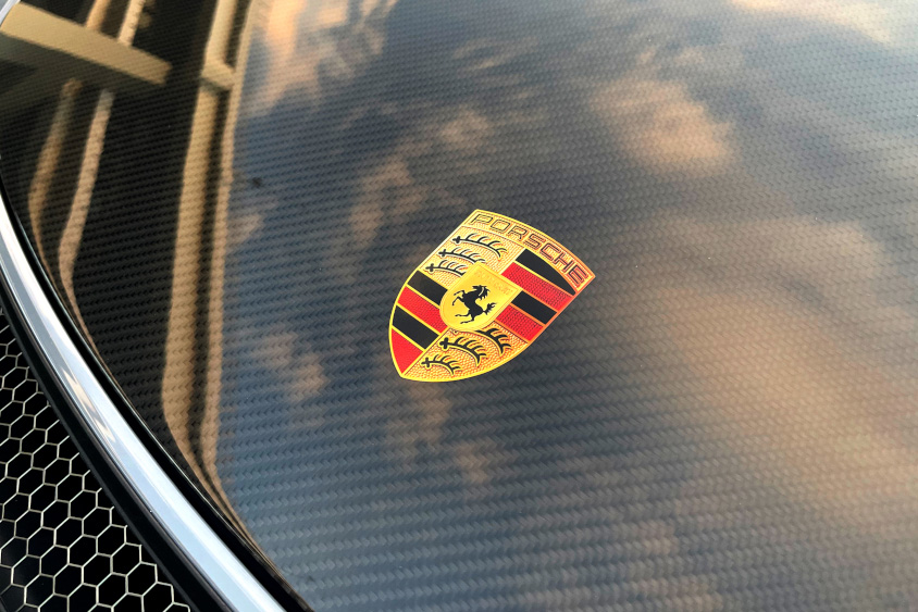 ポルシェ718ケイマン GT4 RSのエンブレム