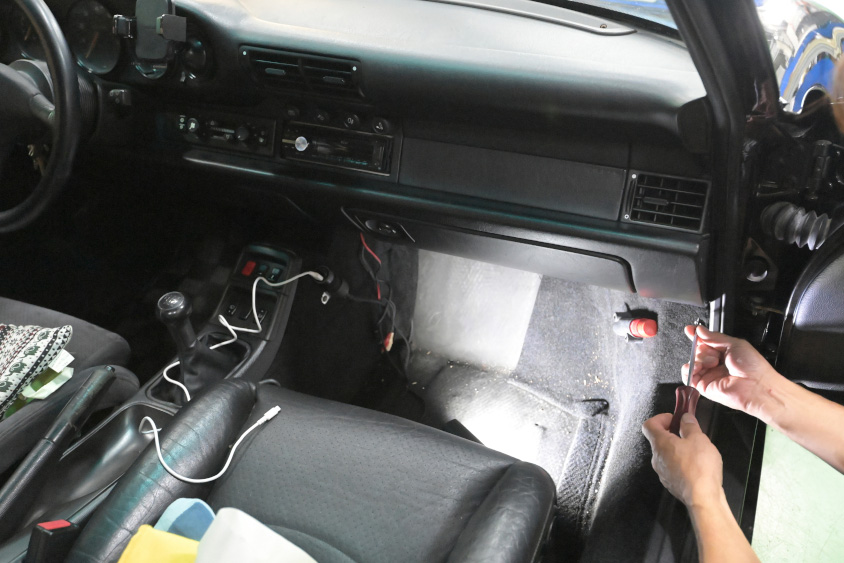 ポルシェ993のミキシングフラップモーターの取り付け位置