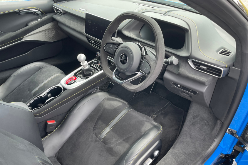 ロータス・エミーラの運転席