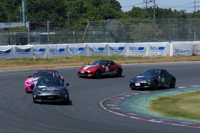 マツダファン・エンデュランス（マツ耐）で走行する♯30 ロードスター DSC-TRACK チーム