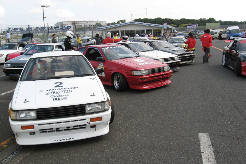 パドックに駐車しているハチロク