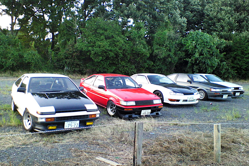 駐車場に駐車しているハチロク