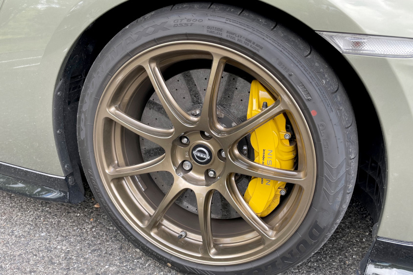 日産GT-R プレミアムエディション T-spec（MY24）のホイールとブレーキ