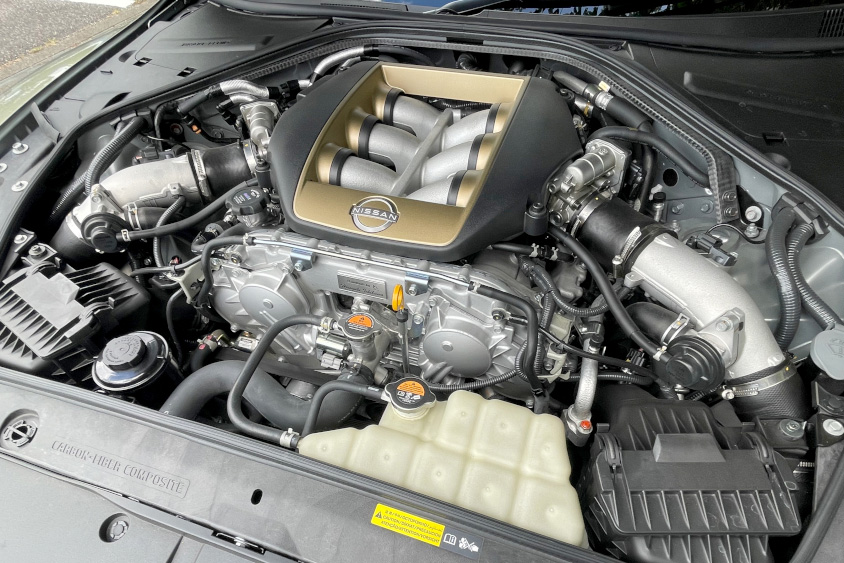 日産GT-R プレミアムエディション T-spec（MY24）のエンジンルーム