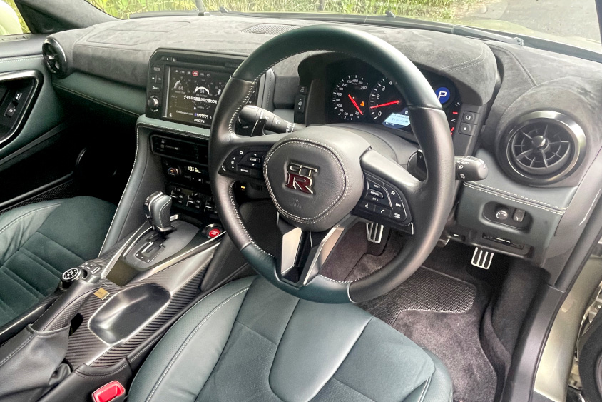 日産GT-R プレミアムエディション T-spec（MY24）の運転席