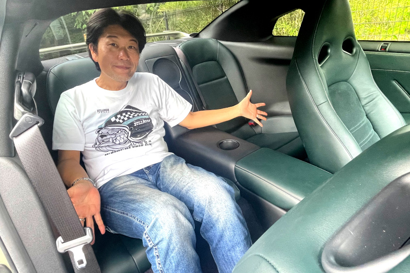 日産GT-R プレミアムエディション T-spec（MY24）の後席に座る山田弘樹