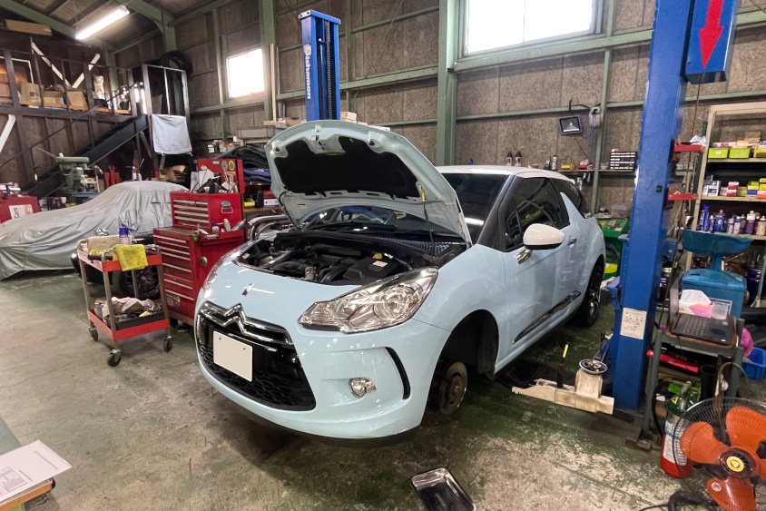 ショップでリフトに乗るシトロエンDS3 スポーツシック