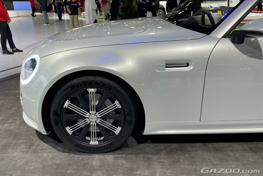 ダイハツ・ビジョン コペンのフロントフェンダーの造形(ジャパンモビリティショー2023)