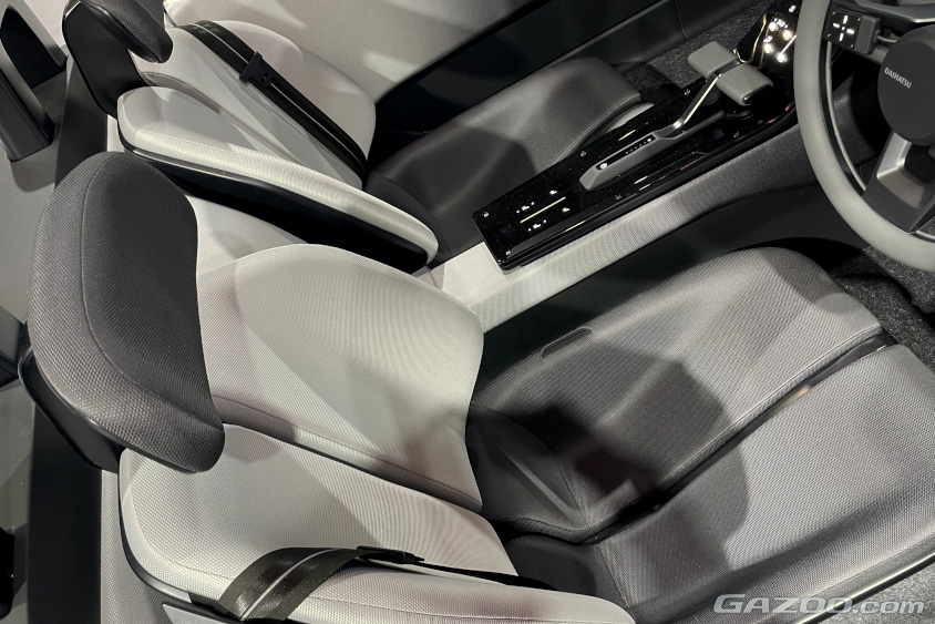 ダイハツ・ビジョン コペンのバケットタイプのシート（ジャパンモビリティショー2023）