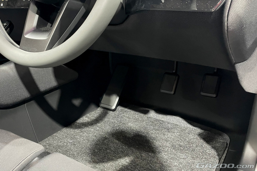 ダイハツ・ビジョン コペンの足元は2ペダル（ジャパンモビリティショー2023）