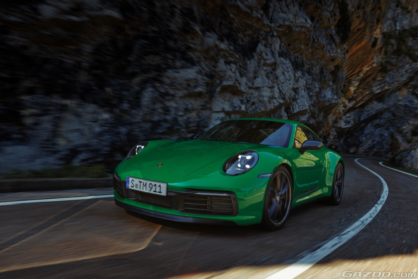 ポルシェ・911カレラTの走行シーン