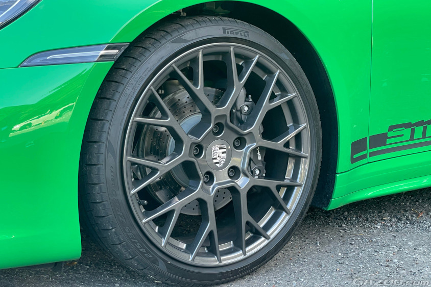 ポルシェ・911カレラTの左フロントタイヤ