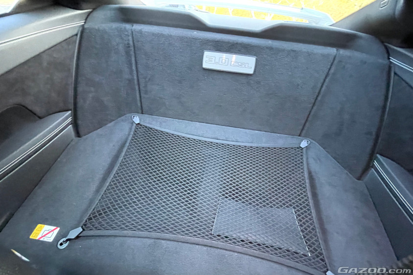BMW 3.0CSLのリアシートはラゲッジホールに