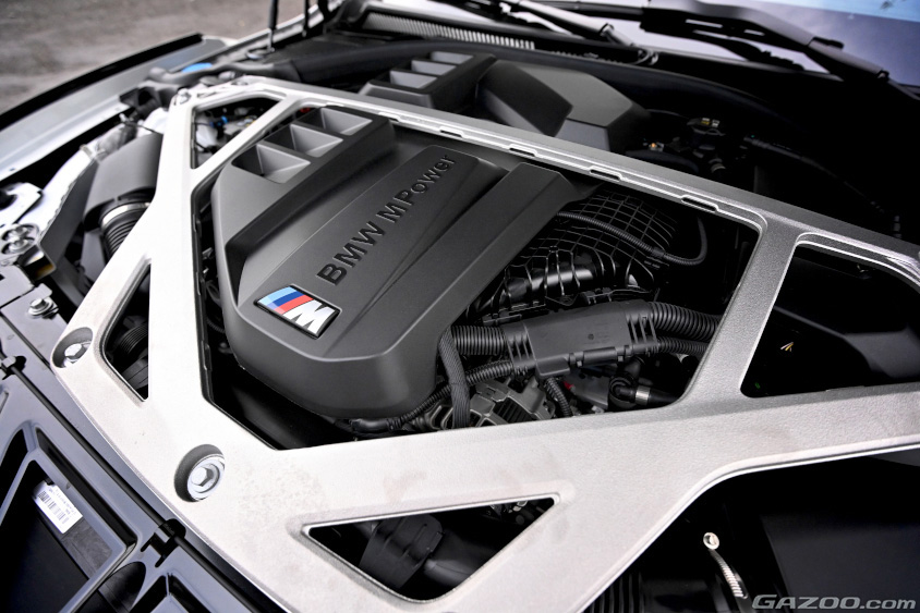 BMW・3.0CSLのエンジンルーム