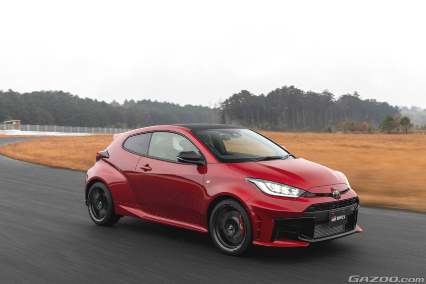 サーキットを走行するトヨタ・GRヤリス