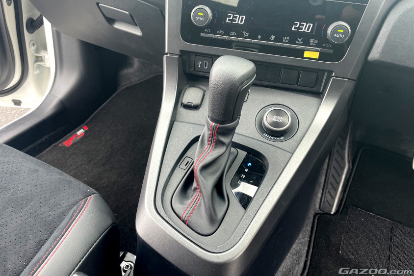 トヨタ・GRヤリスの8速「GRｰDAT」のシフトノブ