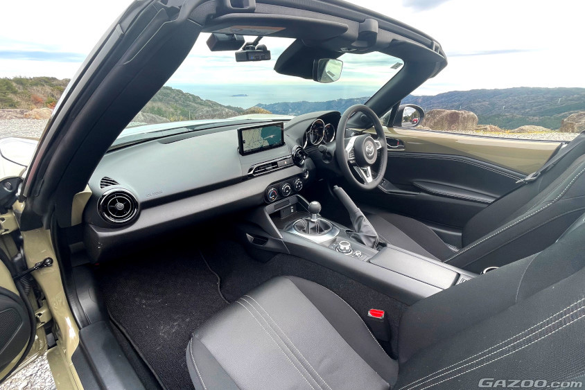 マツダ・ロードスターの大幅改良モデル（ND型）の運転席