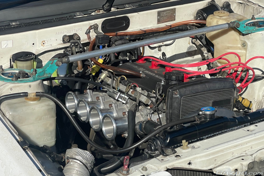 トヨタ・スプリンタートレノ（AE86）赤パンの4スロ仕様の4A-Gエンジン