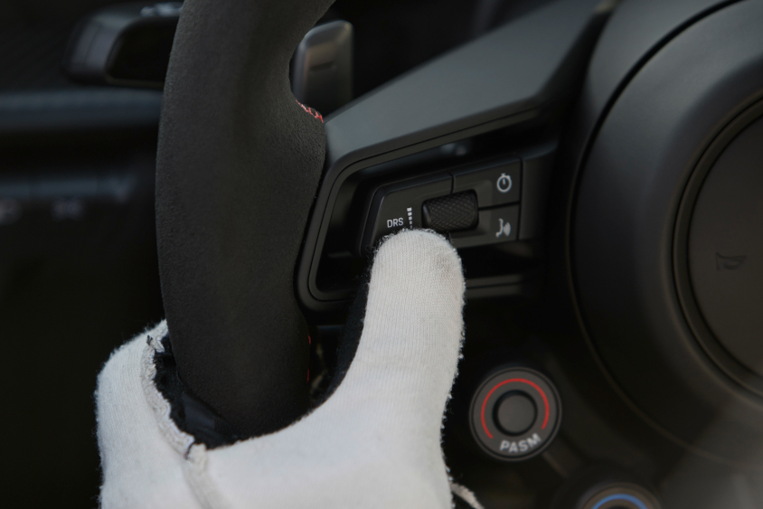 ポルシェ 911 GT3 RSのステアリングのDRSスイッチ