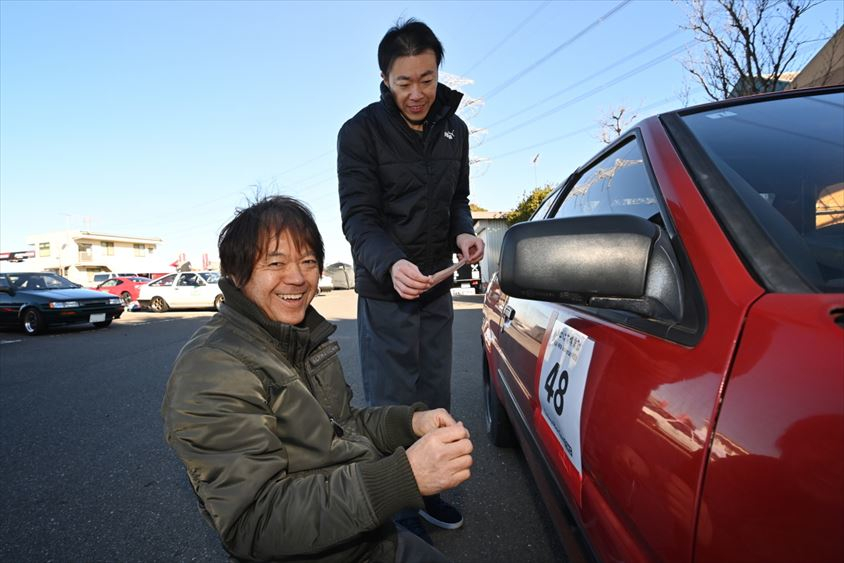 コシミズモータースポーツの輿水好則代表と輿水裕矢さん