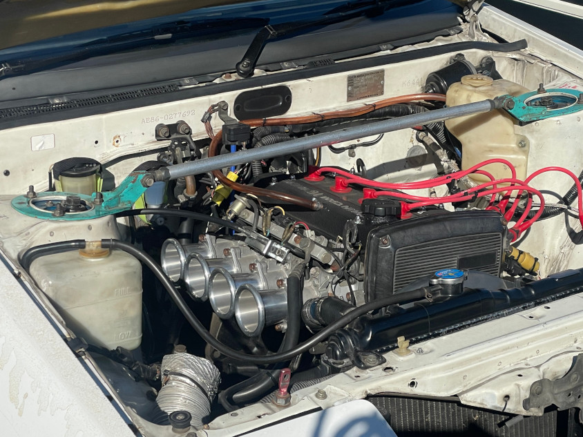 ハチロクヘッドに111用4連スロットルを組んだエンジン