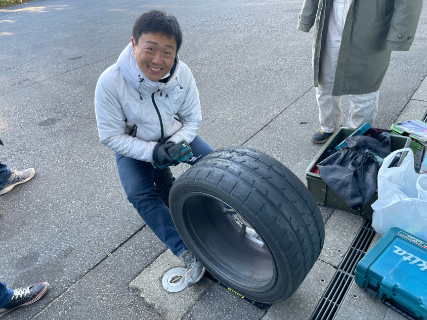 タイヤカスを取る作業中