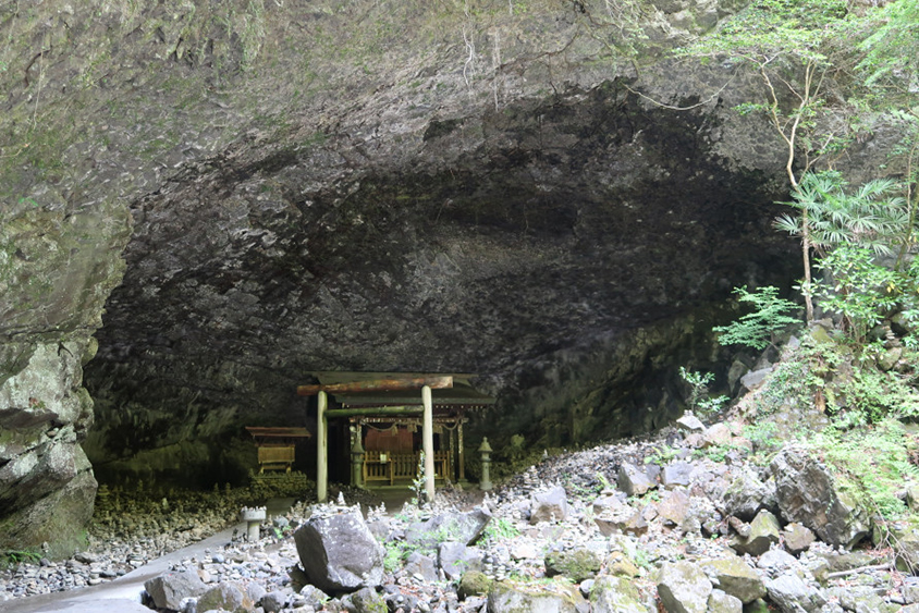天安河原にある、間口40m、奥行30mの大洞窟。天岩戸神社から川上へ500m行ったところにある。