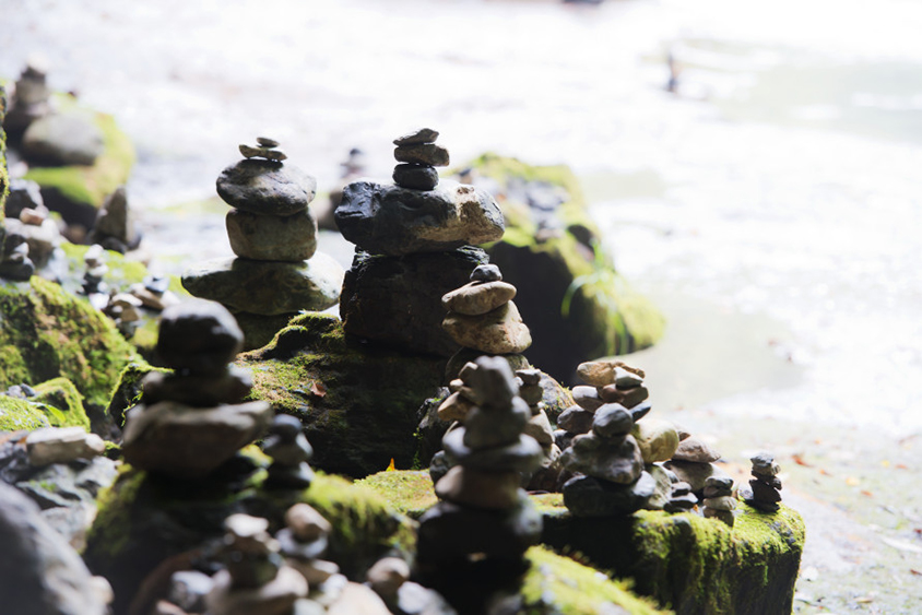 訪れる人によって無数の石が積まれ、神秘的な雰囲気を醸成。