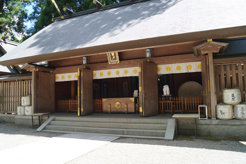 天岩戸神社の西本宮。向かって右手に御神木「招霊(おがたま)の木」がある。