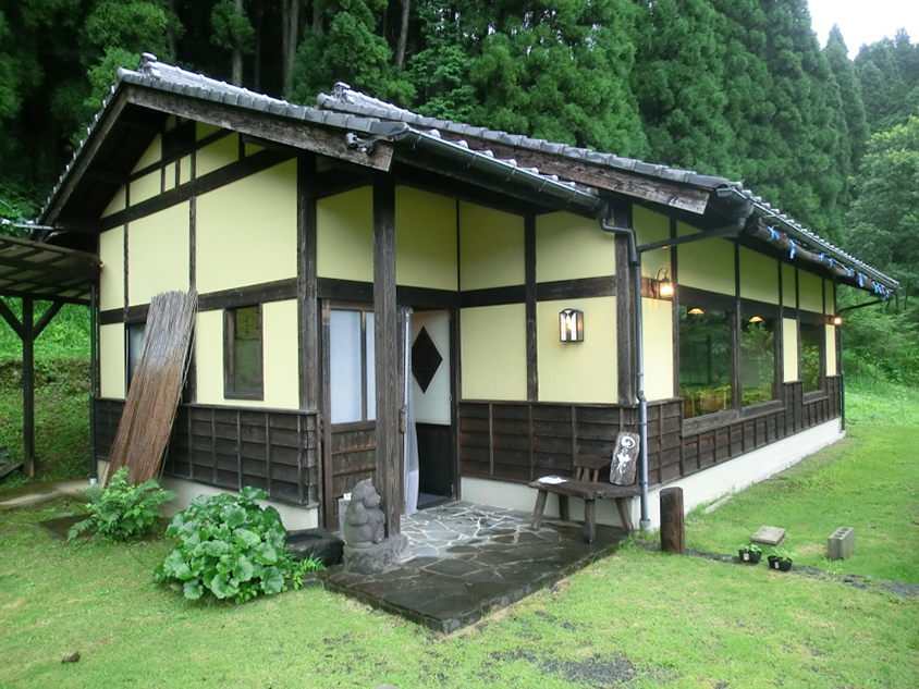 自然豊かで静かなロケーション。建物や店内は和モダン調の雰囲気。