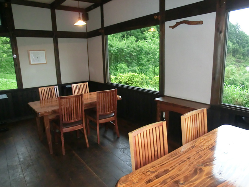 高千穂の農村地帯にあり、窓からは棚田の風景を楽しめる。