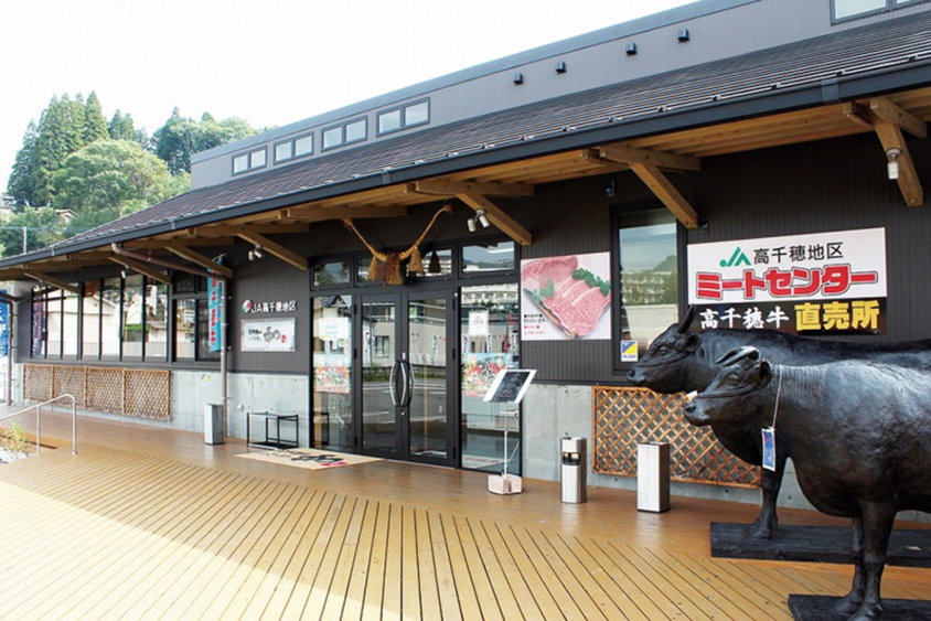 黒い高千穂牛が目印。観光案内をしてくれる「むらなか案内所」もある。