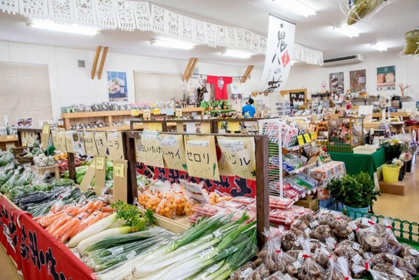 直売所「鬼八（きはち）の蔵」。店の名はその昔高千穂にいたという荒神、鬼八の名にちなんだもの。